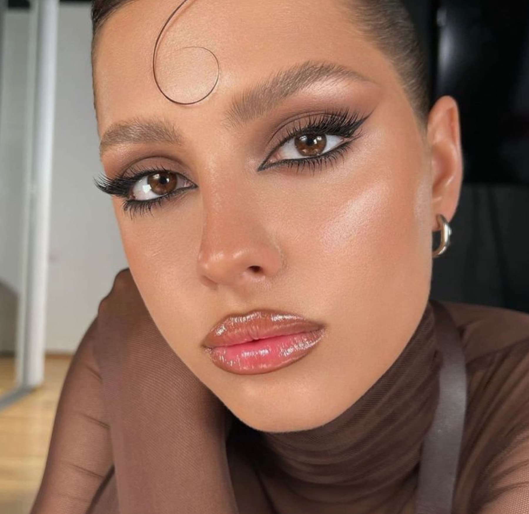 Complex Arabic-style make-up by Ella’s Beauty — sculpted eye, sharp liner and glossy lip