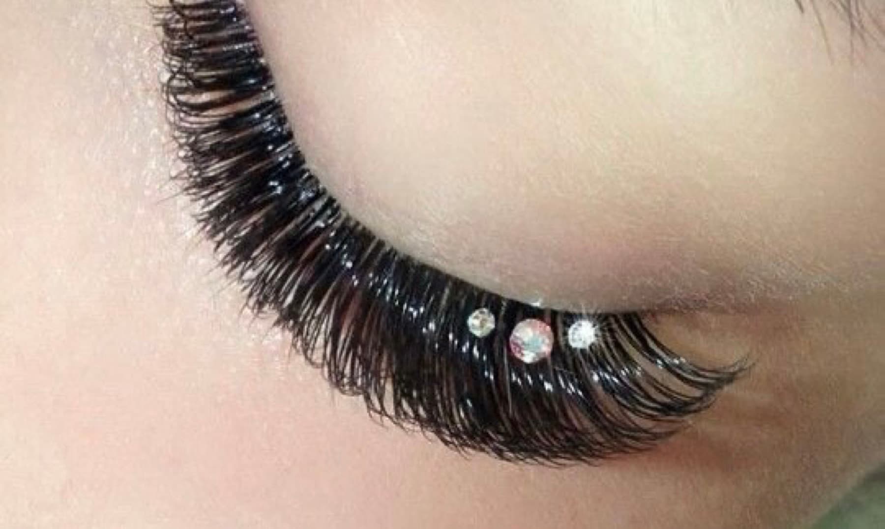 Swarovski crystal details on lash extensions by Ella’s Beauty